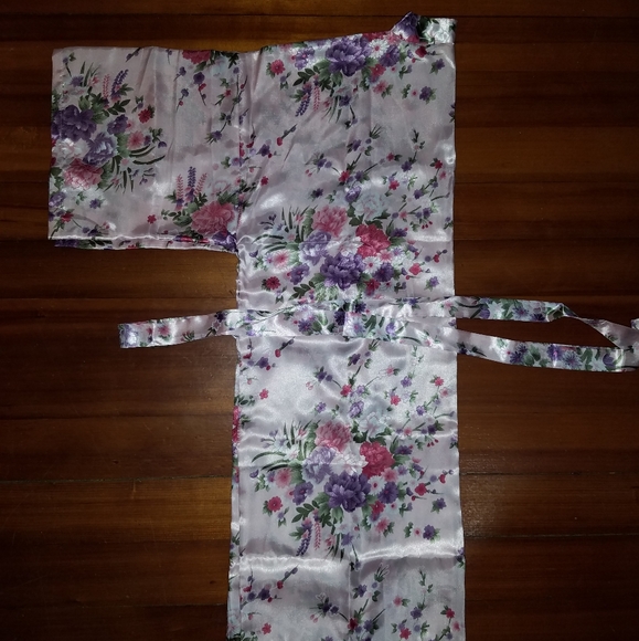 NWOT Floral Kimono Robe - Picture 3 of 10
